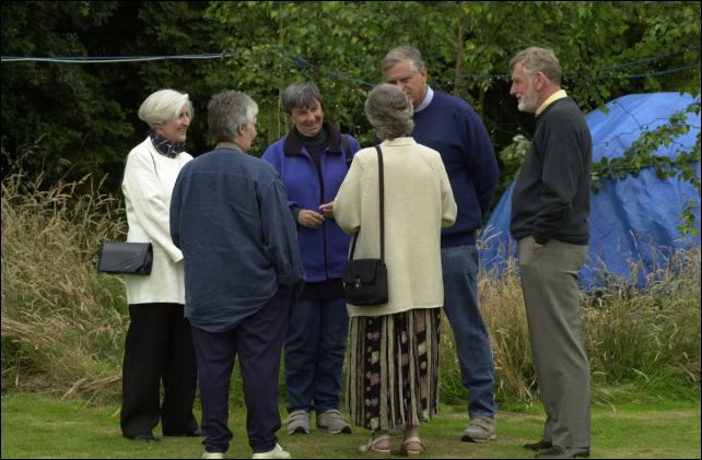 Click to see Bunting and people