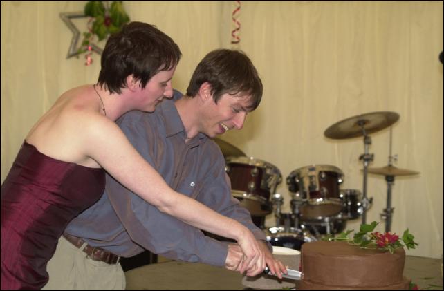 Click to see En garde! Tristan and Tamar attack the cake